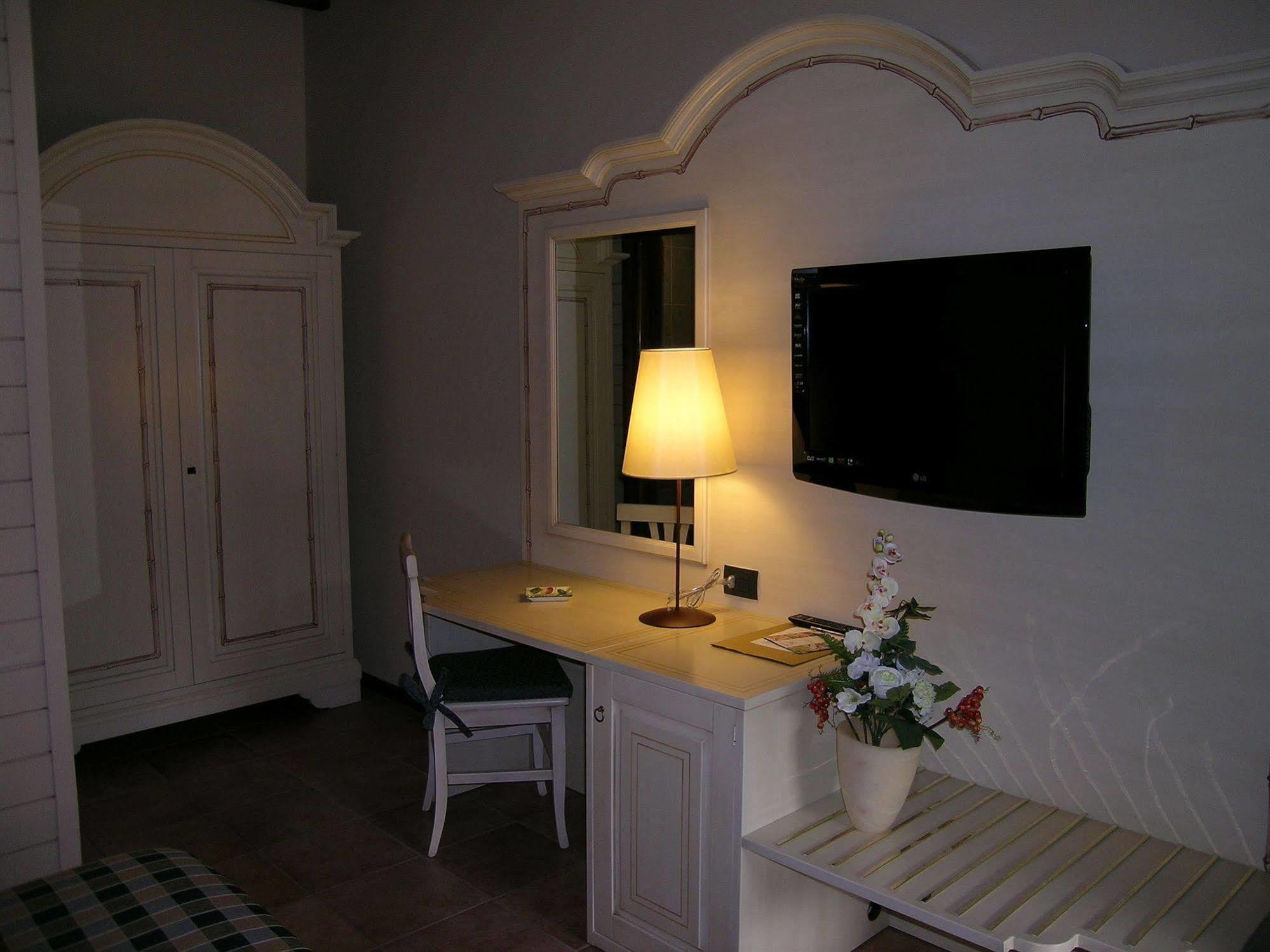 Motel 7 Laghi Castelletto Di Branduzzo Exterior foto
